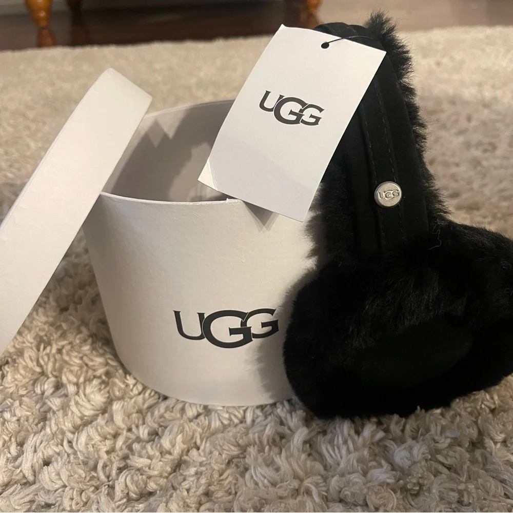 NWT UGG Australia Classic Logo Shearling Earmuffs Black NEW With Box - Picture 1 of 9